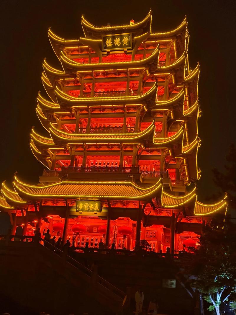 跟随小李体验武汉夜间精彩，探索这座城市独有的夜间特色