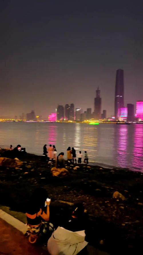探索武汉夜间娱乐活动，跟随摄影师小涛感受别样夜生活